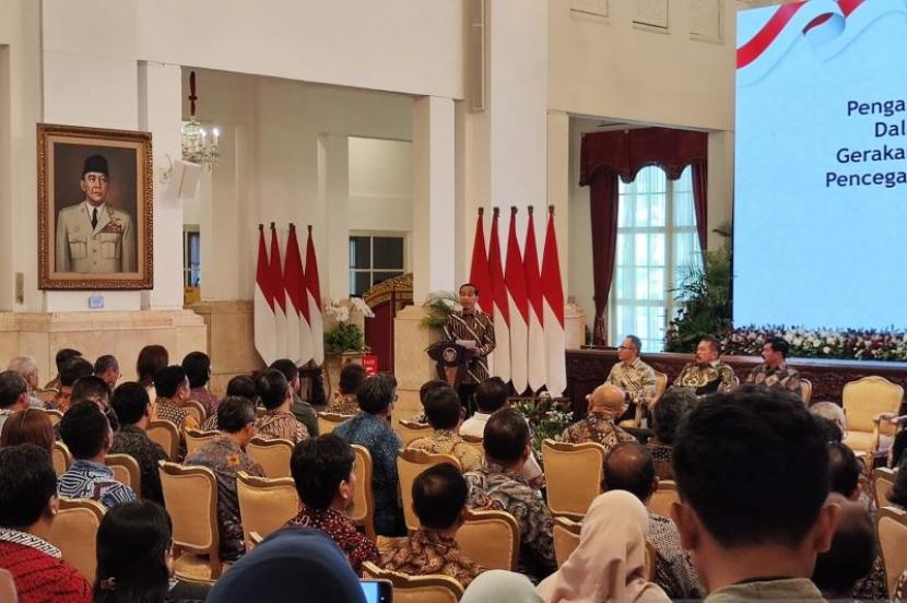 Presiden RI Joko Widodo memberikan pengarahan tentang 22 Tahun Gerakan Nasional Anti Pencucian Uang dan Pencegahan Pendanaan Terorisme di Istana Negara Jakarta, Rabu (17/4/2024). 