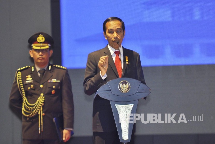 Presiden RI Joko Widodo memberikan sambutan pada Sosiliasi Tax Amnesty di Hotel Intercontinental Bandung, Senin (8/8). (Mahmud Muhyidin)