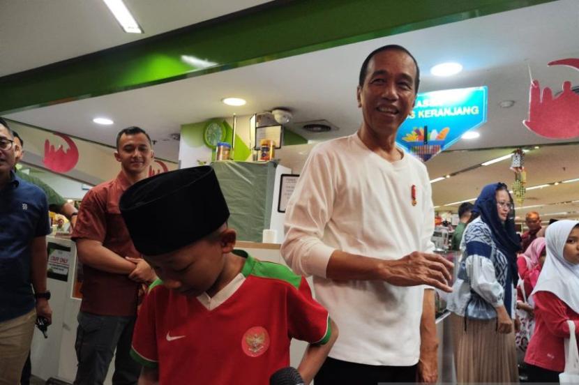 Presiden RI Joko Widodo mengantar 43 anak yatim untuk berbelanja baju hingga makanan yang bisa mereka gunakan dan nikmati pada Lebaran 2024, Rabu (10/4/2024).