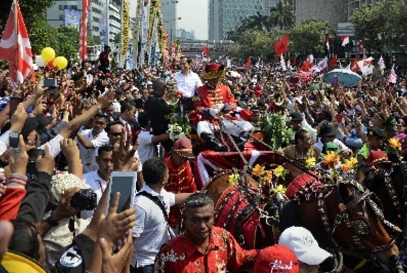 Presiden RI Joko Widodo menggunakan kereta kuda dalam arak-arakan Senin (20/10).