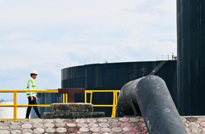 Presiden RI Joko Widodo meninjau fasilitas produksi PT Pertamina Hulu Rokan, Kamis (5/1). PT Pertamina Hulu Rokan (PHR) dalam dua minggu pertama 2023 ini berhasil menemukan potensi kandungan minyak dan memproduksi ribuan barel cadangan minyak baru di Wilayah Kerja (WK) Rokan. 