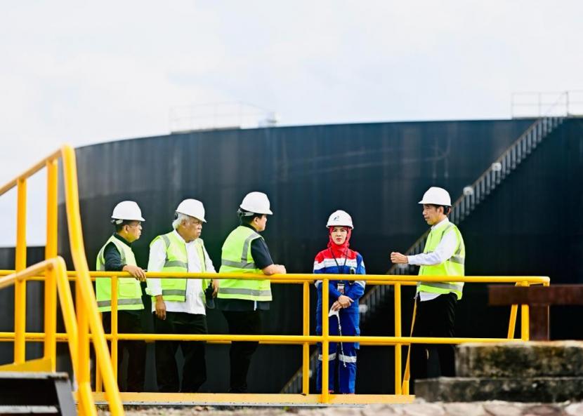 Presiden RI Joko Widodo meninjau fasilitas produksi PT Pertamina Hulu Rokan, Kamis (5/1). 