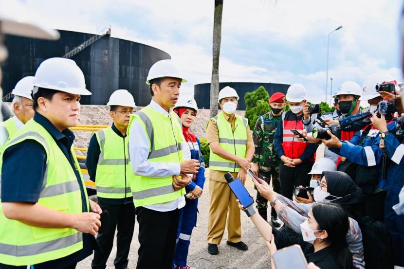 Presiden RI Joko Widodo meninjau fasilitas produksi PT Pertamina Hulu Rokan, Kamis (5/1/2023).  Jokowi yakin sumber daya manusia (SDM) Indonesia memiliki potensi besar untuk mengelola migas.