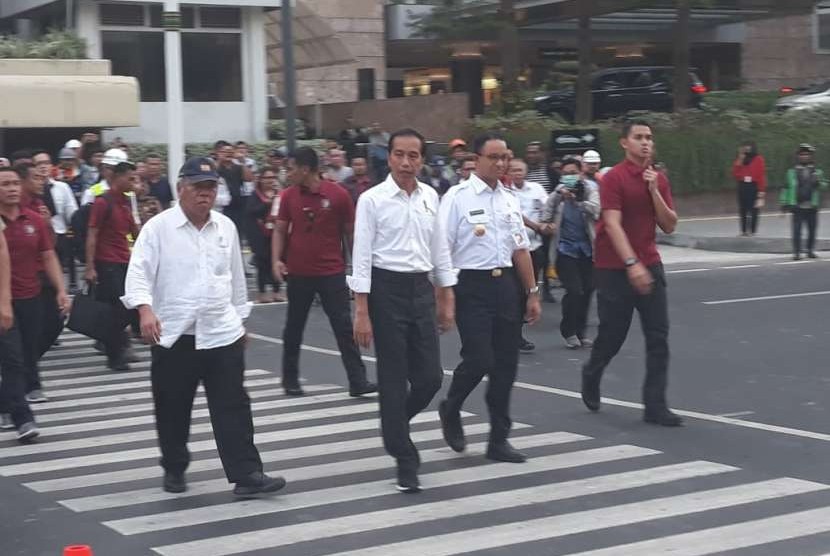 Presiden RI Joko Widodo meninjau kawasan Bundaran HI dan melintasi pelican crossing di Jalan MH Thamrin Jakarta Pusat, didampingi Menteri PUPR RI Basoeki Hadimoeljono, dan Gubernur DKI Jakarta Anies Baswedan, Kamis (2/8).