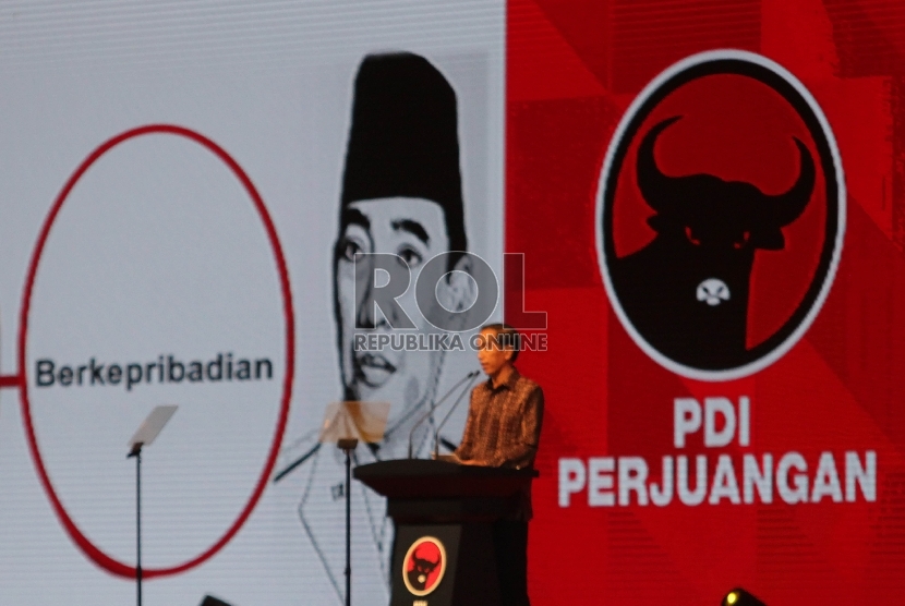   Presiden RI Joko Widodo menyampaikan pidato sambutannya pada pembukaan Rapat Kerja Nasional Partai Demokrasi Indonesia Perjuangan (PDI-P) di Jakarta International Expo (JIExpo) Kemayoran, Jakarta, Ahad (10/1). (Republika/Rakhmawaty La'lang)