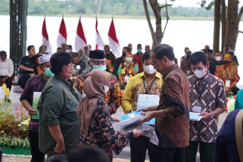 Presiden RI Joko Widodo menyerahkan Surat Keputusan (SK) Perhutanan Sosial dan SK Tanah Obyek Reforma Agraria (TORA) di kawasan Wisata Hutan Bambu, Kota Balikpapan, Provinsi Kalimantan Timur, Rabu (22/2/2023).