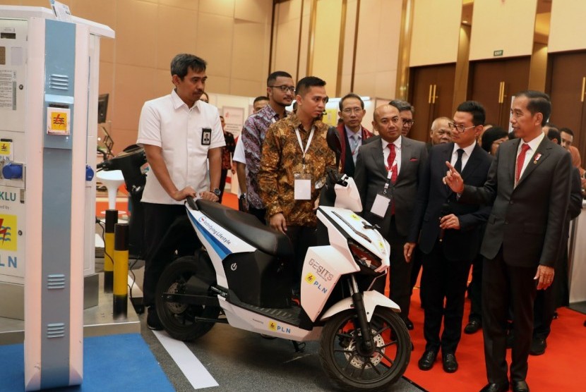 Presiden RI, Joko Widodo (paling kanan) mendapat penjelasan dari Vice President Public Relations PLN, Dwi Suryo Abdullah (paling kiri) saat mengunjungi stand PLN pada INDONESIAN ENGINEERING EXHIBITION yang berlangsung tanggal 11-12 September 2019 di JIEXPO Kemayoran, Jakarta, Rabu (11/9). Pada kegiatan tersebut, PLN turut berpartisipasi memamerkan produk-produk inovasi di tahun 2019, Yaitu : Stasiun Pengisian Listrik Umum (SPLU), Mister P2TL (Alat untuk mendeteksi Induksi Tegangan Rendah Petugas P2TL), Slip On Connector, Delta Step Bolt, Ewars (Early Warning System RelaysTrafo), Mini Bypass Jumper, The Cal Thermometer Calibration, Ampar (Alat Mudah Pangkas Ranting) dan ASIK (Automatic Simulation & Interlock Test Kit).