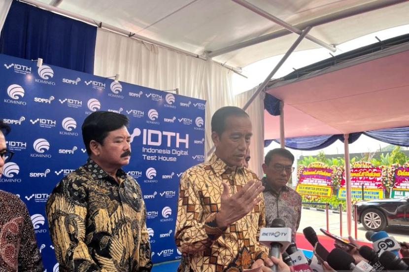 Presiden RI Joko Widodo saat ditemui usai meresmikan IDTH di Balai Besar Pengujian Perangkat Telekomunikasi (BBPPT) Tapos, Depok, Jawa Barat, Selasa (7/5/2024).