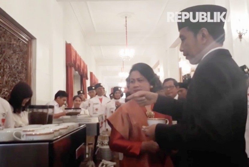 Presiden RI, Joko Widodo saat mencicpi kopi khas Indonesia di Istana Negara, Jakarta.