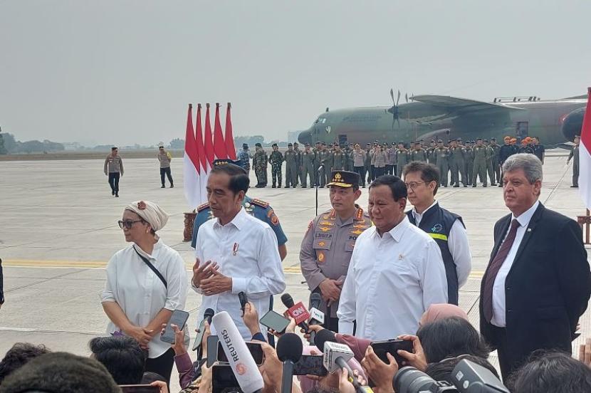 Presiden RI Joko Widodo saat menyampaikan keterangan kepada wartawan terkait pengiriman bantuan kemanusiaan untuk Palestina di Base Ops LanuHalim Perdanakusuma, Jakarta, Sabtu (4/11/2023). 