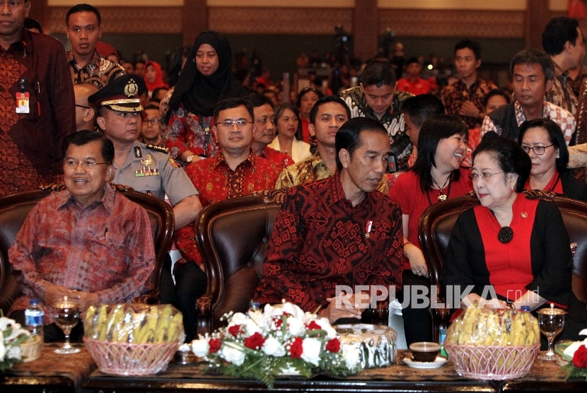 Presiden RI Joko Widodo (tengah), bersama Wakil Presiden RI Jusuf Kalla (kiri), dan Ketua Umum PDI Perjuangan Megawati Soekarnoputri (kanan)saat menghadiri HUT ke-44 PDIP di Jakarta Convention Center (JCC), Jakarta, Selasa (10/1).