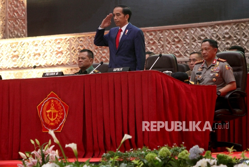 President Joko Widodo (center) accompanied by National Police chief Gen. Tito Karnavian (right) and TNI Commander Gen. Gatot Nurmantyo (left) when leading a ceremony to install 729 military and police officers at the Merdeka Palace, Jakarta, on Tuesday.