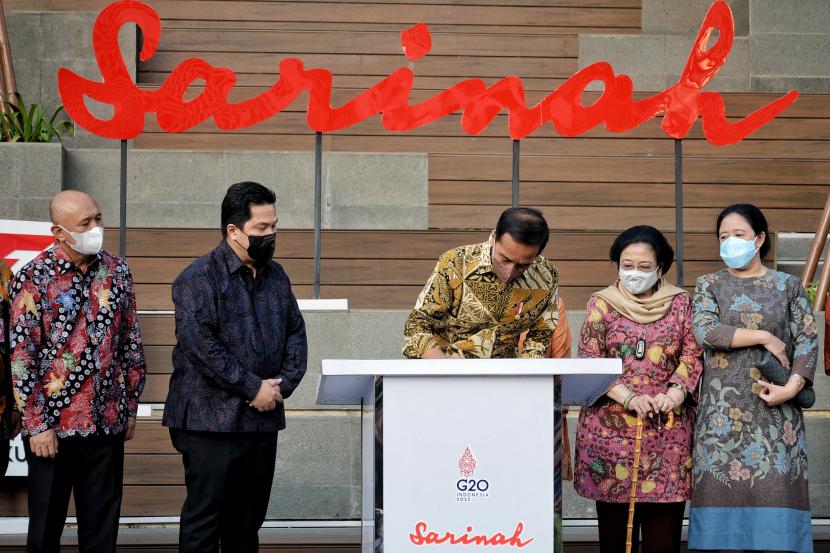 Presiden RI Joko Widodo (tengah) menandatangani prasasti didampingi Presiden ke-5 RI Megawati Soekarnoputri (kedua kanan), Menteri BUMN Erick Thohir (kedua kiri) dan Menteri Koperasi dan UKM Teten Masduki (kiri) saat peresmian wajah baru pusat perbelanjaan Sarinah di Sarinah, Jakarta, Kamis (14/7/2022).
