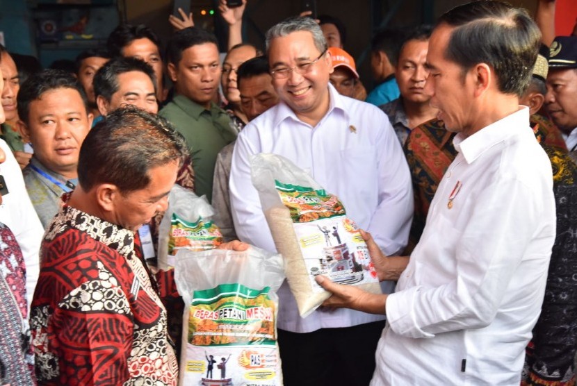 Presiden RI Joko widodo yang didampingi Menteri Desa Pembangunan Daerah Tertinggal dan Transmigrasi Eko Putro sandjojo melakukan kunjungan ke KTM Mesuji pada Ahad (21/1).