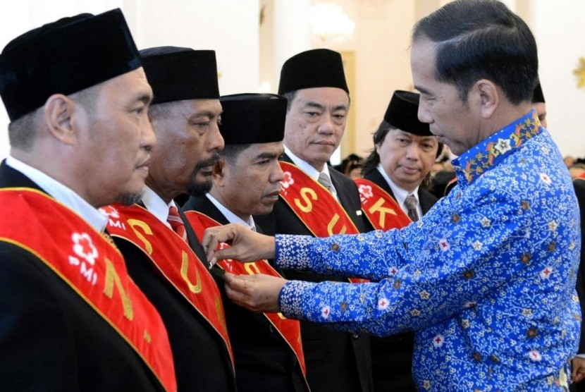  Presiden RI Jokowi memberikan penghargaan kepada masyarakat yang telah mendonorkan darah hingga 100 kali di Istana Kepresidenan, Bogor, Ahad (17/12).