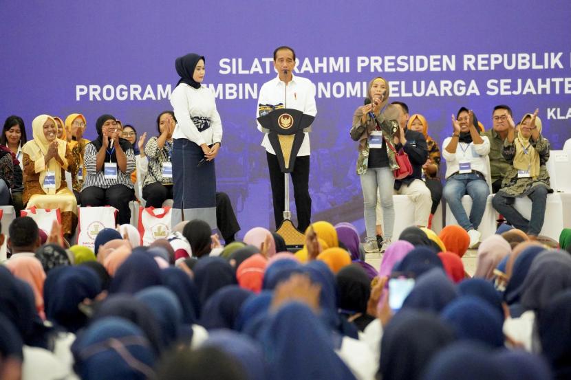 Presiden RI Jokowi mengapresiasi kinerja Account Officer (AO) PNM saat lakukan silaturahmi dengan 1.500 dari Wilayah Klaten di Grha Bung Karno, Kabupaten Klaten, Jawa Tengah.