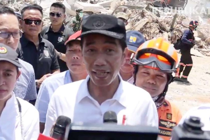 Presiden RI, Jokowi saat mengunjungi lokasi terdampak bencana gempa dan tsunami di Palu.