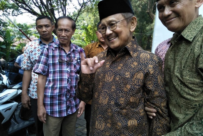 Presiden RI Ke-3 B.J Habibie saat menggunakan hak pilihnya di TPS 10 Kuningan Timur, Jakarta Selatan, Rabu (17/4). 