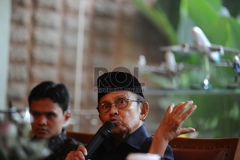 Presiden RI Ke 3 Bj Habibie berbicara saat memberikan pesan dan amanah kepada anak yatim di Wisma Habibie Ainun, Jakarta, Rabu (15/4). (Republika/ Tahta Aidilla)