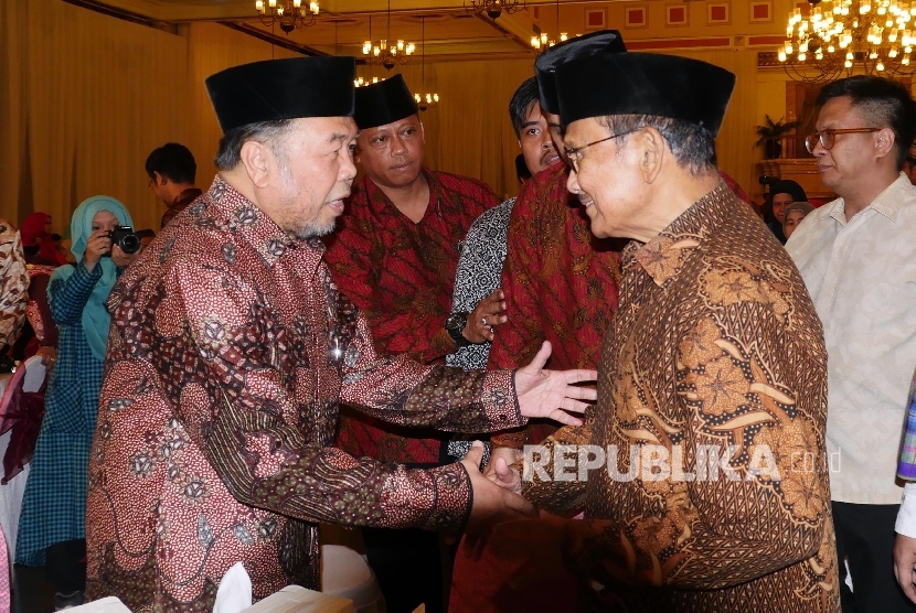 Presiden RI ke 3 BJ Habibie (kanan) bersalaman dengan Ketua Saling Sapa Didin Hafidhuddin saat menghadiri acara Halal Bi Halal Akbar 1437 H di Jakarta, Rabu (27/7) malam.