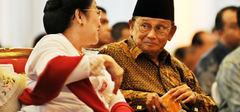 Presiden RI ke-3 BJ Habibie (kanan) memberikan permen kepada Presiden RI ke-5 Megawati Soekarno Putri saat peringatan Hari kelahiran Pancasila di gedung DPR, Jakarta, Rabu (1/6). Acara ini dihadiri para menteri dan pimpinan lembaga negara. Peringatan terse