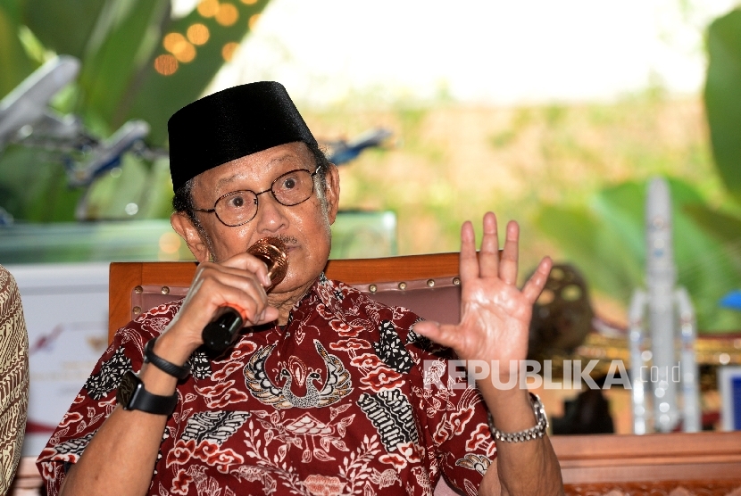  Presiden RI ke-3 BJ Habibie memberikan paparan saat konferensi pers gelaran Bekraf Habibie Festival 2017 di Jakarta, Rabu (2/8). 