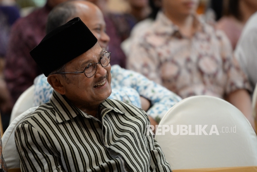 Presiden RI ke-3 BJ Habibie saat penganugerahan Habibie Award ke-18 di Pendopo Habibie dan Ainun, Jakarta, Rabu (5/10).