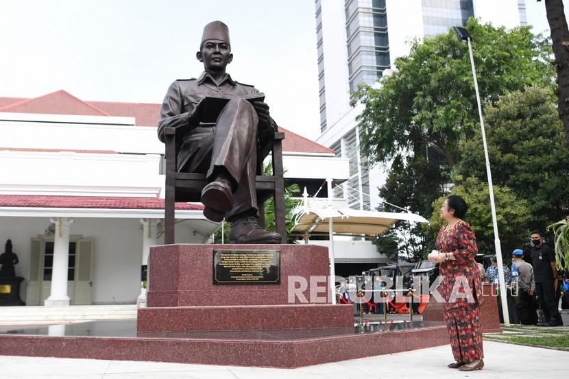 Presiden RI ke-5 Megawati Soekarnoputri berdiri di depan patung Bung Karno.