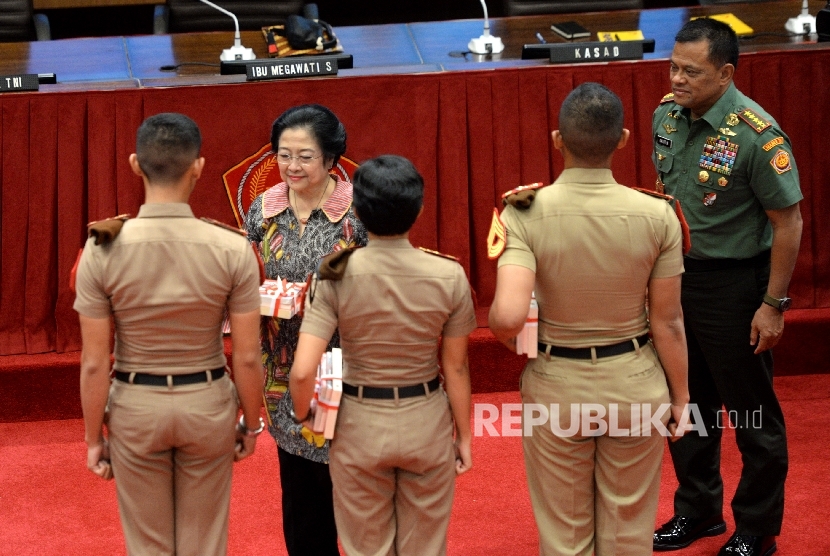 Presiden RI ke-5 Megawati Soekarnoputri memberikan cenderamata kepada Taruna saat pembekalan calon perwira TNI di Mabes TNI, Jakarta, Jumat (21/7). 