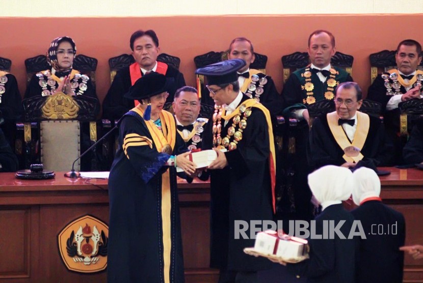 Presiden RI ke-5 Megawati Soekarnoputri memberikan cinderamata kepada Rektor Unpad Tri Hanggono Achmad usai menyampaikan orasi ilmiah pada penganugerahan gelar Doctor Honoris Causa (DRHC) bidang Politik dan Pemerintahan dari Unpad, Kota Bandung, Rabu (25/5
