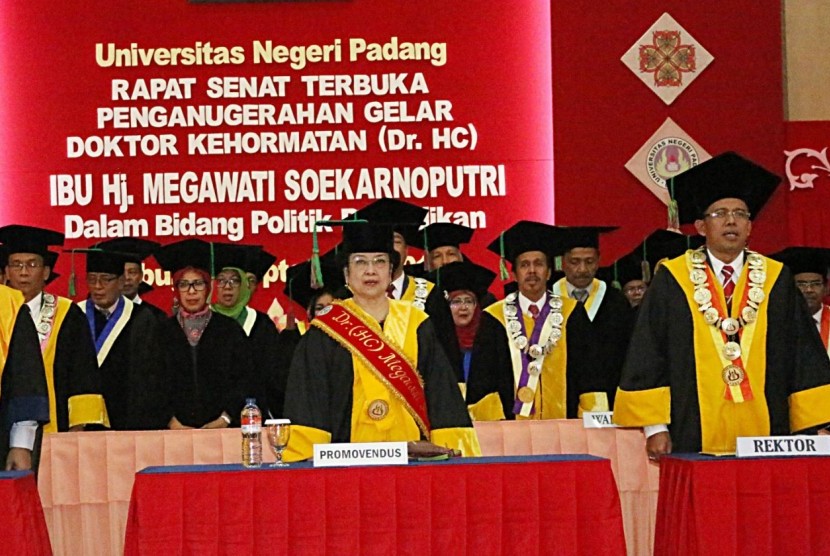 Presiden RI ke-5, Megawati Soekarnoputri mendapatkan gelar Doktor Honoris Causa (DRHC) Bidang Politik Pendidikan dari Universitas Negeri Padang (UNP), Rabu (27/9).