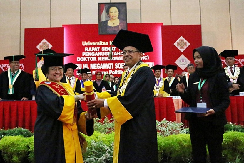  Presiden RI ke-5, Megawati  Soekarnoputri menerima gelar Doktor Honoris Causa  (DRHC) Bidang Politik Pendidikan dari Universitas Negeri Padang (UNP), Rabu (27/9).