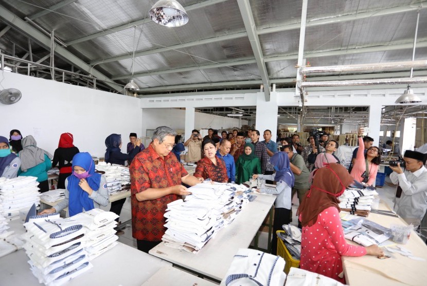 Presiden RI ke-6 Susilo Bambang Yudhoyono berkunjung ke pabrik garmen di Kecamatan Kawalu, Kota Tasikmalaya pada hari ketiga SBY Tour De Java, Kamis (10/3). 