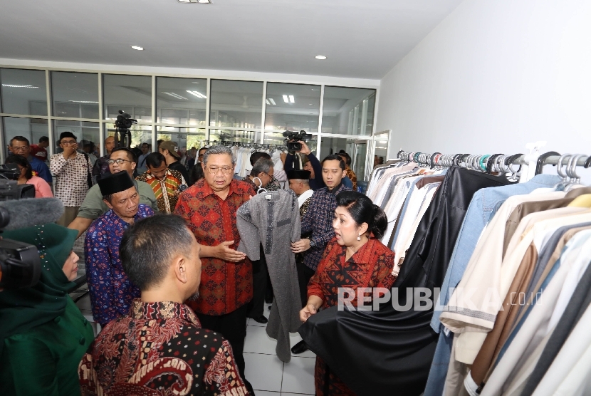Presiden RI ke-6 Susilo Bambang Yudhoyono berkunjung ke pabrik garmen di Kecamatan Kawalu Kota Tasikmalaya pada hari ketiga SBY Tour De Java, Kamis (10/3).