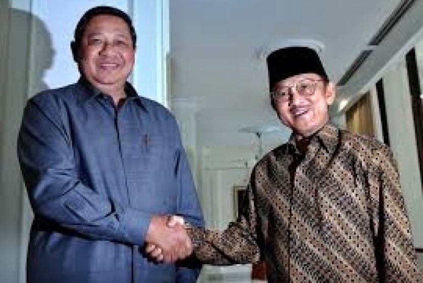 Presiden RI ke-6 Susilo Bambang Yudhoyono bersama presiden RI ke-3 BJ Habibie.