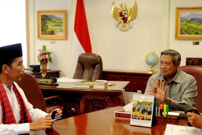 Presiden RI ke-6 Susilo Bambang Yudhoyono bertemu Presiden RI ke-7 Jokowi.