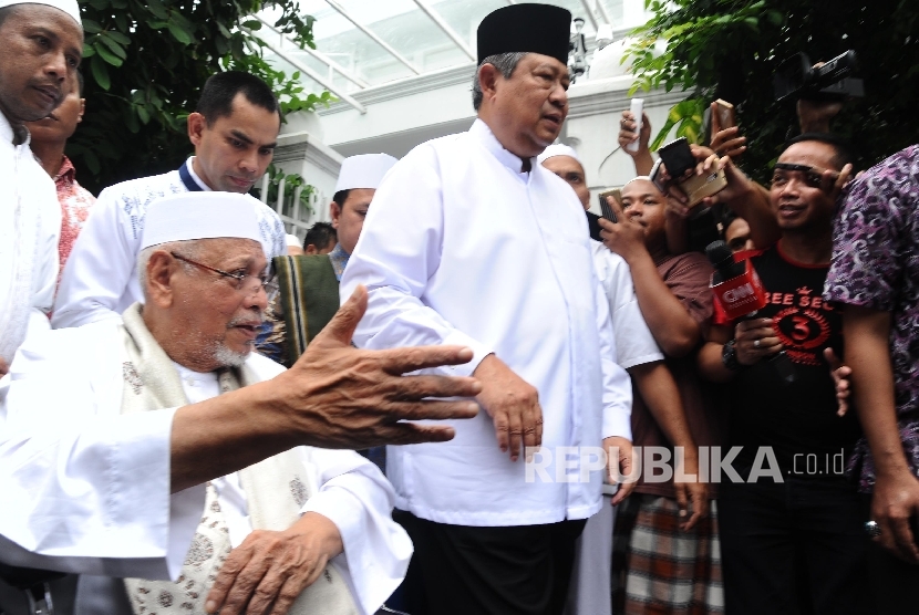 Presiden RI ke-6 Susilo Bambang Yudhoyono (kanan), ulama Habib Abdulrahman Al-Habsy (kiri) berjalan usai mengunjungi masjid Al-Riyadh di Kwitang, Jakarta (Ilustrasi)
