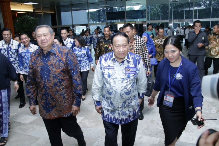 Presiden RI Ke -6 Susilo Bambang Yudhoyono (SBY) bersama Wakil Ketua Majelis Permusyawaratan Rakyat Republik Indonesia (MPR RI) Evert Ernest Mangindaan. 