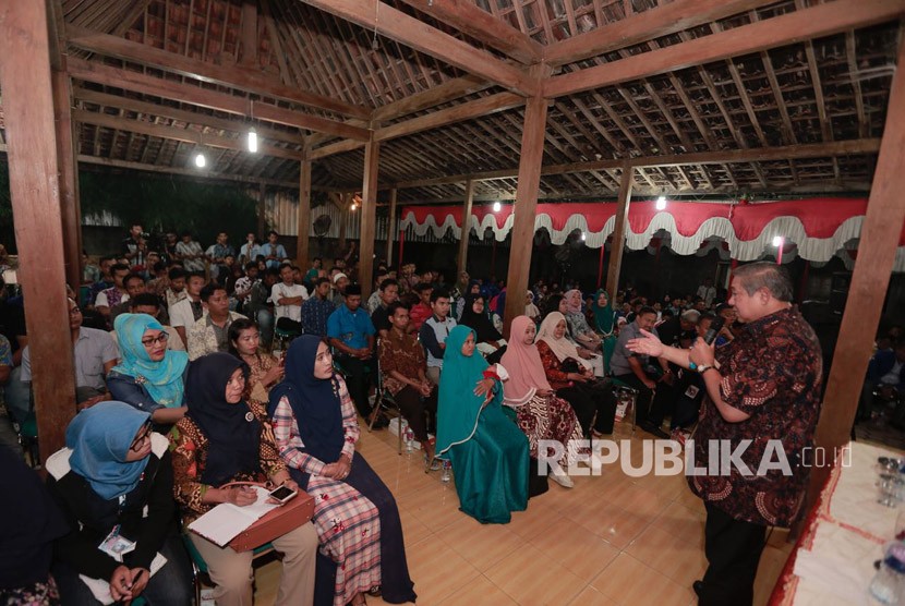 Presiden RI ke-6, Susilo Bambang Yudhoyono (SBY)  memotivasi pengusaha startup Sragen dalam rangkaian silaturrahmi Tour de Jatim Partai Demokrat.