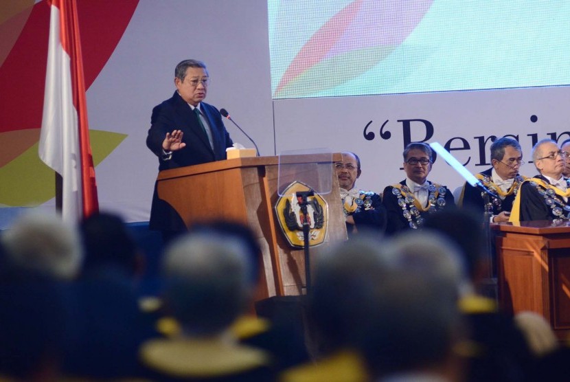 Presiden RI ke-6, Susilo Bambang Yudhoyono (SBY) menyampaikan Orasi Ilmiah bertajuk 'Reorintasi Pembangunan Berkelanjutan di Indonesia Merespon Perkembangan Global' di Graha Sanusi Hardjadinata, Kampus Unpad, Kota Bandung, Jumat (11/9). 