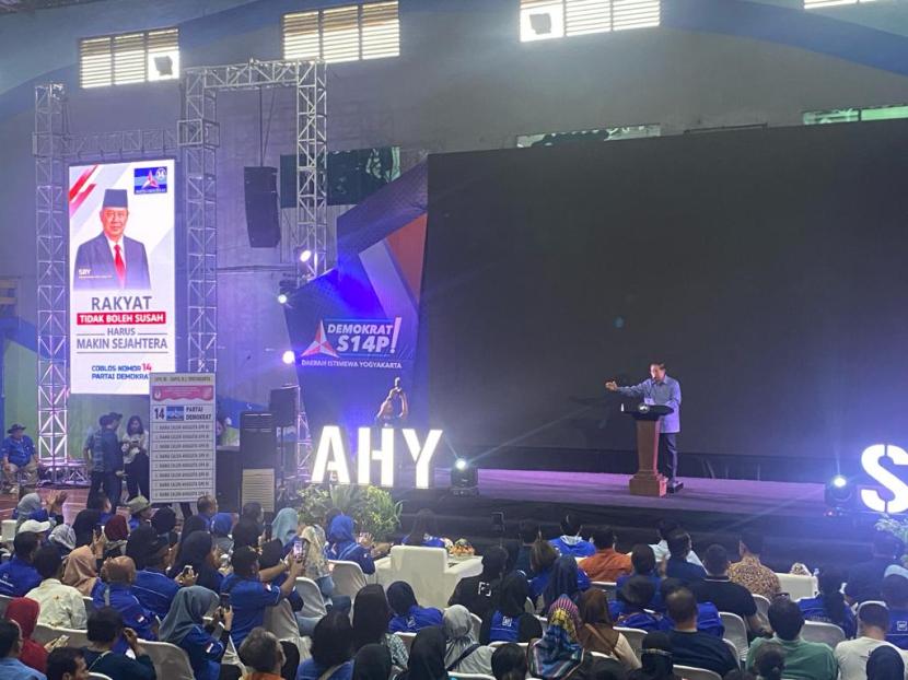 Presiden RI ke-6 Susilo Bambang Yudhoyono (SBY) saat memberikan pidato sambutan pada acara Rapat Terbuka dan Konsolidasi Partai Demokrat DIY di Stadion Kridosono, Kota Yogyakarta, Jumat (19/1/2023).
