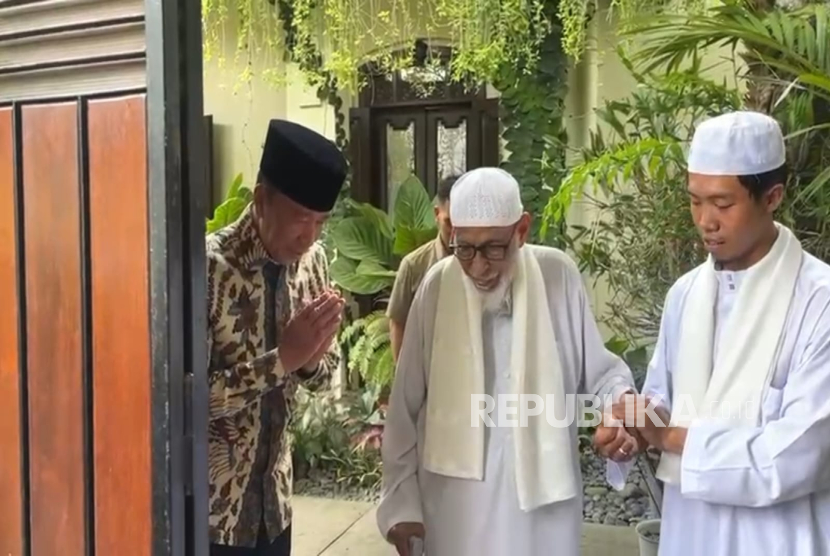 Presiden RI ke-7 Joko Widodo mendapat kunjungan dari pengasuh ponpes Ngruki, Abu Bakar Baasyir, Senin (29/9/2025).