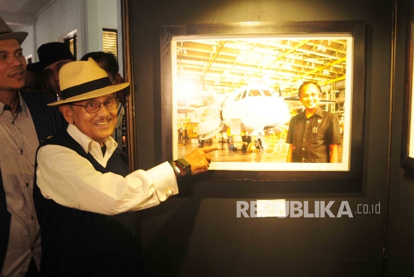 Presiden RI ke-tiga BJ Habibie meninjau pameran foto Cinta Sang Inspirator Bangsa Kepada Negeri di Museum Bank Mandiri, Jakarta, Ahad (24/7). (Republika/Agung Supriyanto)