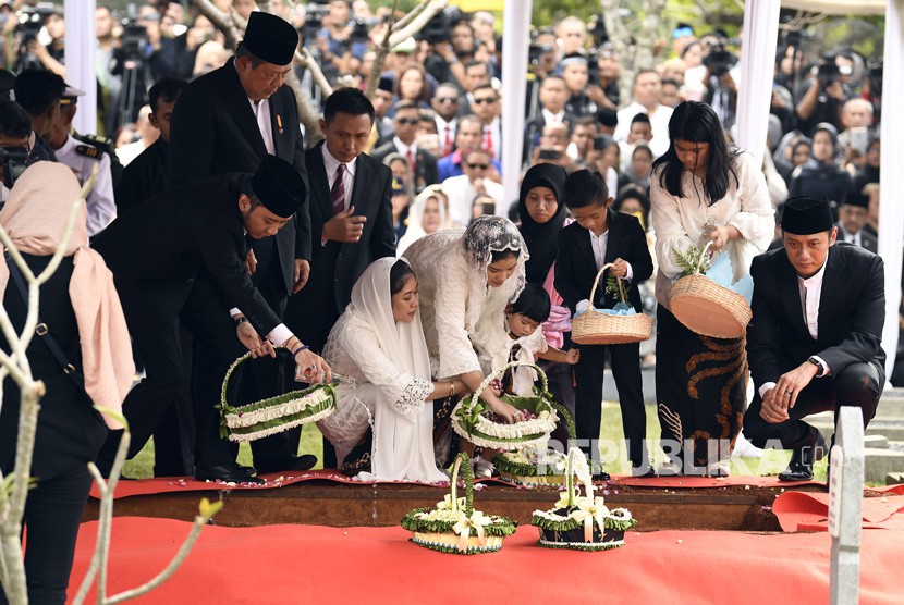 Presiden keenam RI Susilo Bambang Yudhoyono (kedua kiri) didampingi Agus Harimurti Yudhoyono (kanan) beserta istri dan anak, serta Edhi Baskoro Yudhoyono (kiri) beserta istri dan anak menaburkan bunga di makam Ibu Ani Yudhoyono di Taman Makam Pahlawan Kalibata, Jakarta, Ahad (2/6/19). 