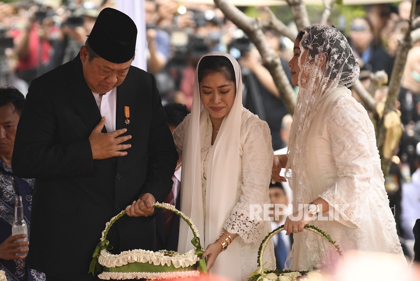 Presiden RI keenam Susilo Bambang Yudhoyono (kiri) didampingi menantu Annisa Pohan (kanan) dan Siti Ruby Aliya Rajasa (tengah) menaburkan bunga di makam Ibu Ani Yudhoyono, Taman Makam Pahlawan Kalibata, Jakarta, Ahad (2/6/19).