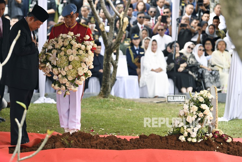 Presiden RI keenam Susilo Bambang Yudhoyono meletakkan karangan bunga di makam Ibu Ani Yudhoyono di Taman Makam Pahlawan Kalibata, Jakarta, Ahad (2/6/19). 