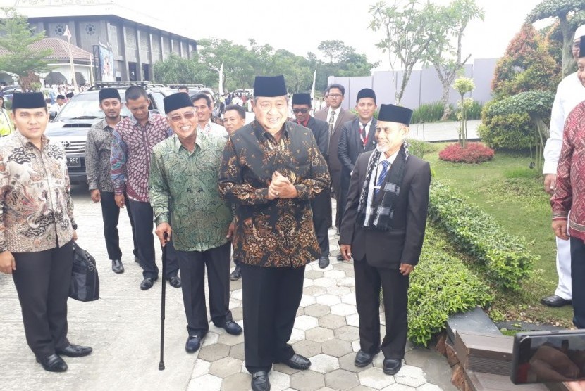 Presiden RI keenam, Susilo Bambang Yudhoyono (SBY) saat tiba di Komplek Pondok Pesantren Daar el-Qolam, Tangerang, Sabtu (20/1). 