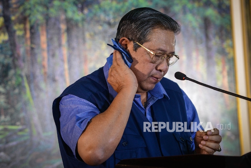 Presiden RI keenam yang juga Ketua Umum Partai Demokrat Susilo Bambang Yudhoyono (SBY) menyeka keringatnya saat menggelar jumpa pers di kediamannya, Puri Cikeas, Kabupaten Bogor, Jawa Barat, Rabu (2/11). 