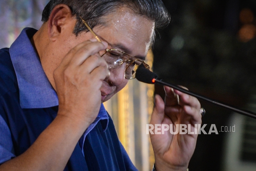 Presiden RI keenam yang juga Ketua Umum Partai Demokrat Susilo Bambang Yudhoyono (SBY) memakai kacamatanya sebelum memberikan pemaparan saat menggelar jumpa pers di kediamannya, Puri Cikeas, Kabupaten Bogor, Jawa Barat, Rabu (2/11).