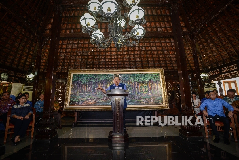 Presiden RI keenam yang juga Ketua Umum Partai Demokrat Susilo Bambang Yudhoyono (SBY) memberikan pemaparan saat menggelar jumpa pers di kediamannya, Puri Cikeas, Kabupaten Bogor, Jawa Barat, Rabu (2/11).